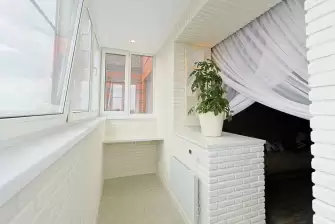 Отделка П-образного балкона искусственным камнем с утеплением