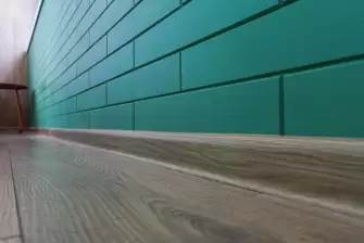 Кейс: отделка шестиметрового балкона стеновым паркетом в Химках