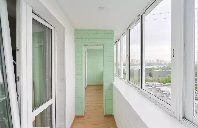 Отделка стеновым паркетом лоджии с ригелем