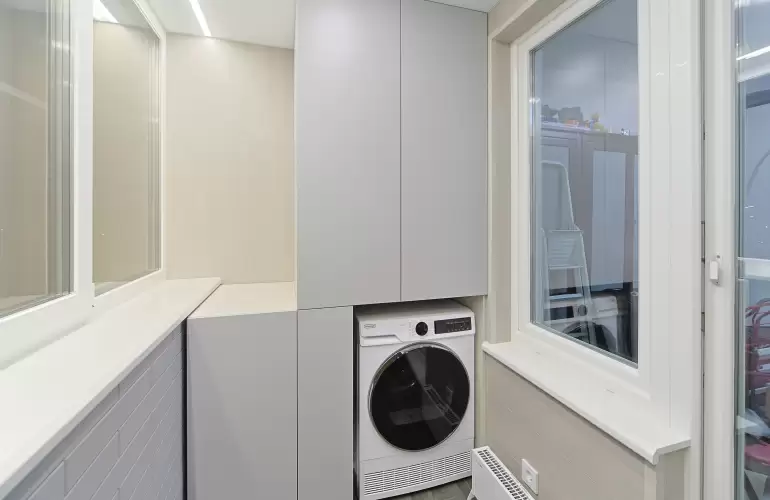  Отделка лоджии ламинатом с боковым окном