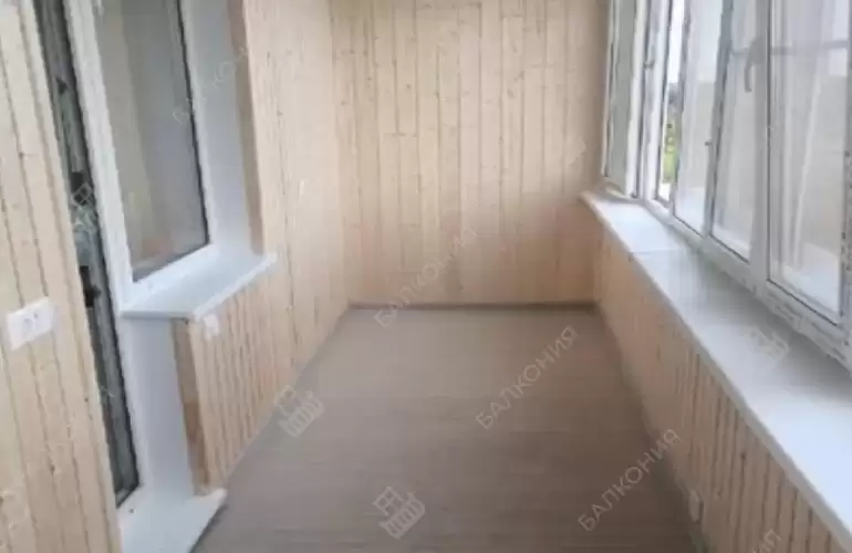 Отделка балкона профилем Рехау Grazio 70 под ключ с утеплением в многоквартирном доме