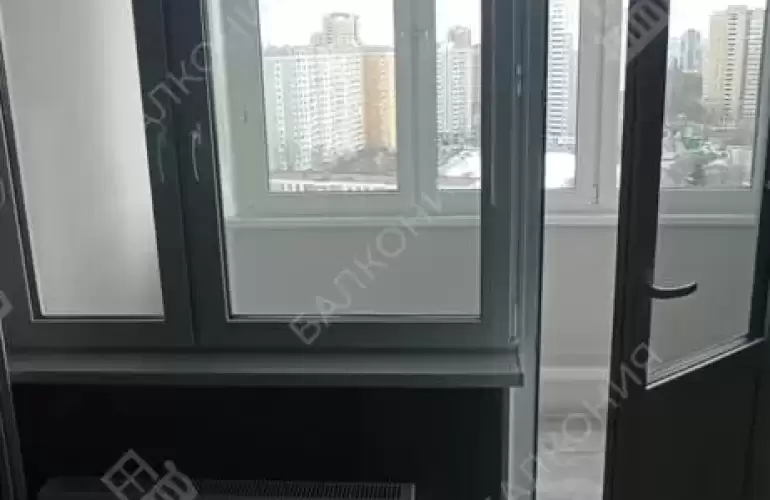 Установка системы холодного остекления на балконе